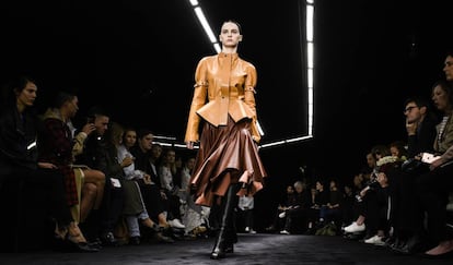 Desfile de Loewe este viernes en la Semana de la Moda de Par&iacute;s.