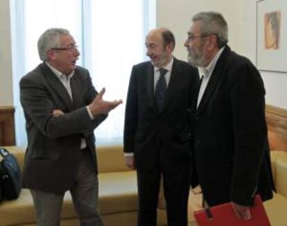 Los secretarios generales de CCOO, Ignacio Fernández Toxo (i), y de UGT, Cándido Méndez (d), durante la reunión que han mantenido con el secretario general del PSOE, Alfredo Pérez Rubalcaba (c), esta tarde en el Congreso.