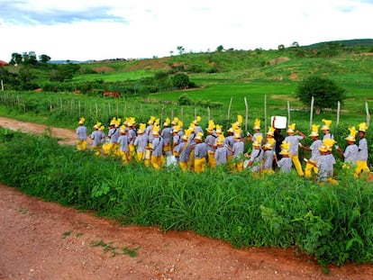 Bateria da Escola de Samba Unidos do Roçado de Dentro inicia o desfile na própria comunidade, a dois quilômetros da zona urbana.