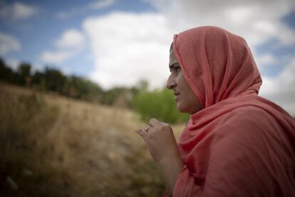Cada vez son más las mujeres rurales que intentan cambiar su situación, haciéndose oír en la esfera política de Túnez. Salsabil Kouki, es una mujer rural, nació en Balta Bou Awan, pero, a diferencia de otras de la aldea, pudo seguir una educación universitaria. Hoy es activista por los derechos de las mujeres rurales y su participación política