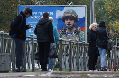 Cartel publicitario del ejército ruso en San Petersburgo, este miércoles. 