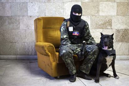 Militantes prorrusos posan en el interior de un edificio del gobierno regional de Donetsk, en el este de Ucrania el 25 de abril de 2014. Una docena de las ciudades del este de Ucrania han caído en manos de rebeldes durante las últimas semana.