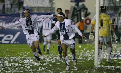 Gabriel Caballero (i) y Andrés Chitiva (d) celebran un gol contra Colo-Colo