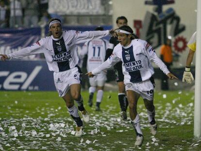 Gabriel Caballero (i) y Andrés Chitiva (d) celebran un gol contra Colo-Colo