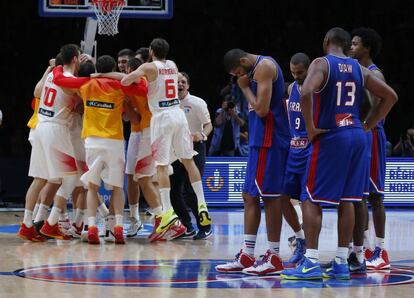 Los jugadores de España celebran la victoria mientras los franceses se lamentan.