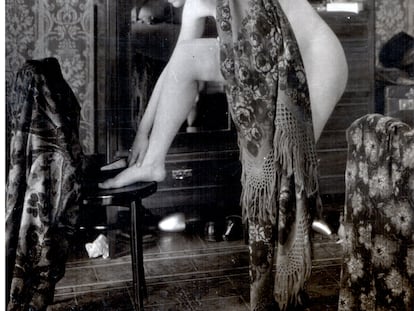 La  poeta y novelista Gamel Woolsey en un hotel de Roma, en 1930, en una fotografía realizada por su marido Gerald Brenan.