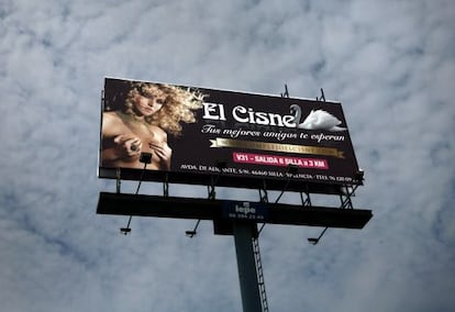 Valla publicitaria de un club de alterne cerca de Catarroja (Valencia).