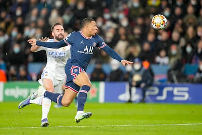 Mbappé, perseguido por Carvajal en la ida en el PSG y el Madrid en París.