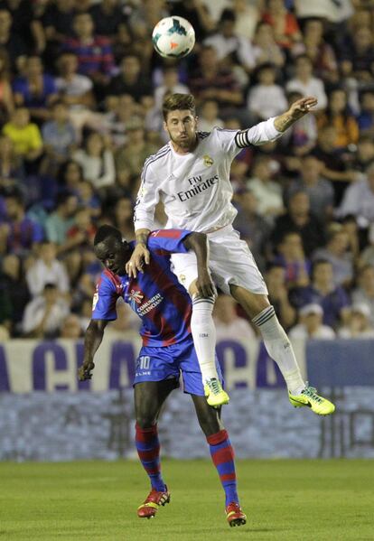 Ramos despeja el balón de cabeza ante Babá