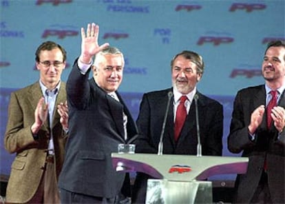 Arenas, anoche en Vitoria, junto a los dirigentes del PP vasco Alfonso Alonso, Jaime Mayor y Carlos Iturgaiz.