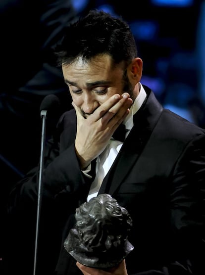 Juan Antonio Bayona se ha alzado con el Premio Goya 2017 a la Mejor Dirección por la película 'Un monstruo viene a verme'. “Era una historia y un libro precioso pero muy difícil de llevar a la pantalla. Estoy muy orgulloso del reconocimiento, sobre todo al equipo. Estoy muy feliz de que la gente con la que empecé a trabajar hace ya once años hayan tenido su reconocimiento. Es un fin de ciclo y una bonita guinda al pastel”, ha señalado Bayona. El director que dijo antes en la alfombra roja, al comienzo de la gala, que esperaba del presidente del Gobierno, Mariano Rajoy, “un poco de compromiso” y que viera “alguna” película. "No se le puede obligar, pero sí se le puede pedir que haga un gesto mínimo”.