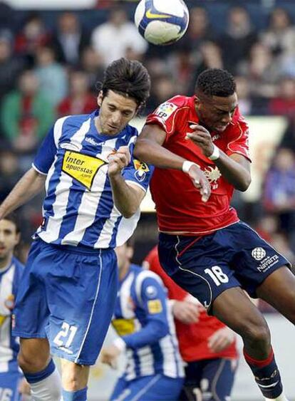 Jarque y Dady disputan un balón aéreo.