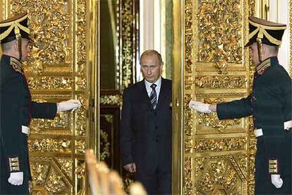 El presidente ruso, Vladímir Putin, entra en el salón de recepciones del Kremlin.