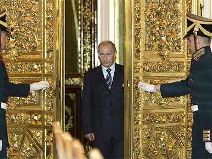 El presidente ruso, Vladímir Putin, entra en el salón de recepciones del Kremlin.
