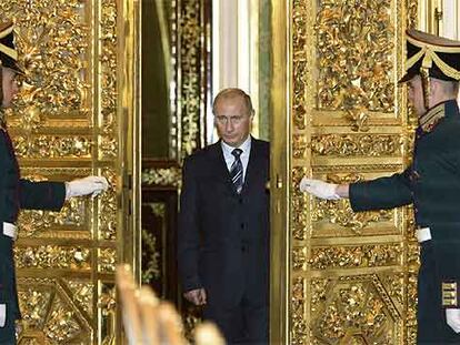 El presidente ruso, Vladímir Putin, entra en el salón de recepciones del Kremlin.