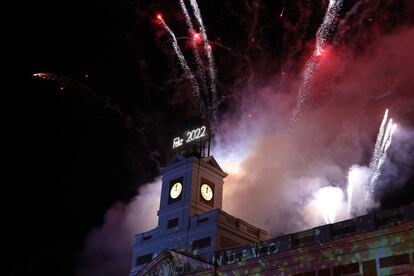 Fuegos artificiales celebran la llegada del año 2022 en la Puerta del Sol.