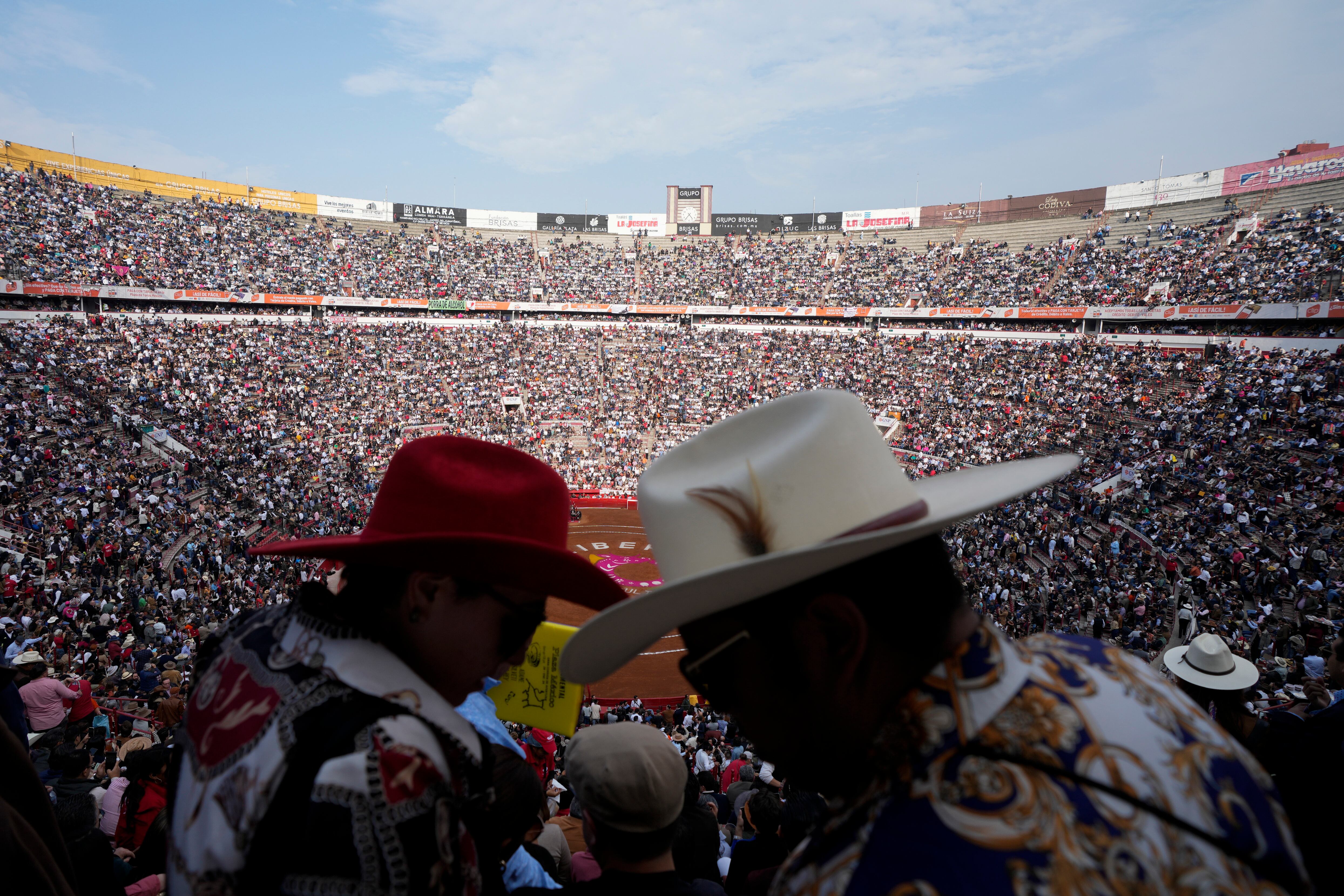 Espectadores toman sus asientos antes del comienzo de una corrida en la Monumental Plaza de Toros México, en la capital, el 28 de enero.