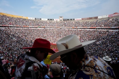 Espectadores toman sus asientos antes del comienzo de una corrida en la Monumental Plaza de Toros México, en la capital, el 28 de enero.
