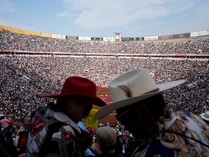 Espectadores en la Plaza México el domingo 28 de enero.