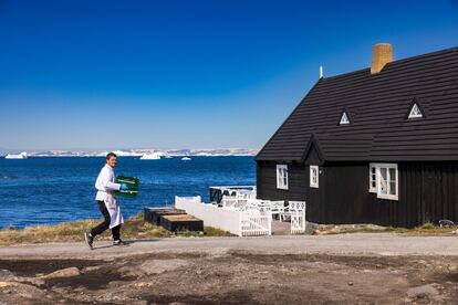 Uno de los cocineros de Koks camino de la vieja cabaña groenlandesa donde se ubica el restaurante.  