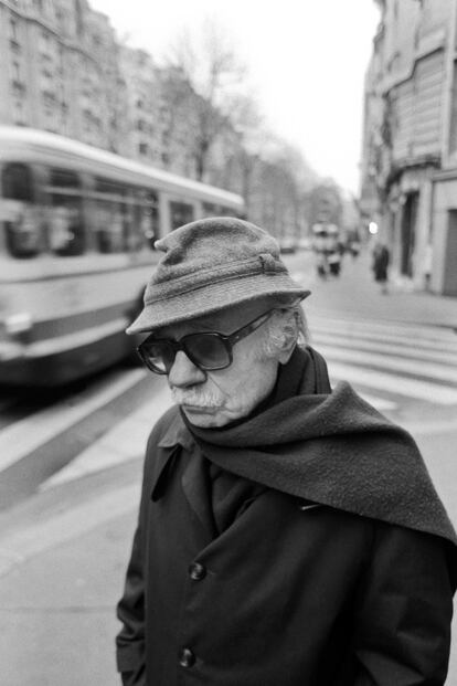 Tuvo también una vida andariega, marcada por la literatura y por su compromiso ético que le llevó al final de su vida a declararse mas cercano al "anarco-cristianismo" que al activo comunismo de su juventud. (Imagen: París, 1993)