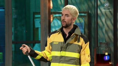 David Broncano con el traje de las Brigadas de Refuerzo de Incendios Forestales, en la emisión de este lunes.