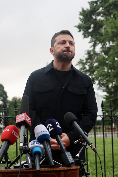 El presidente de Ucrania, Volodímir Zelenski, comparece ante la prensa frente a la Casa Blanca tras sus reuniones en la residencia presidencial estadounidense