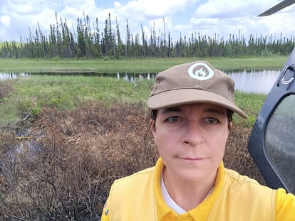 Ángela Iglesias, enlace del dispositivo español contra el fuego en Canadá, y jefa de Servicio del Área de Defensa contra Incendios Forestales del Ministerio para la Transición Ecológica, durante su misión en Quebec. 