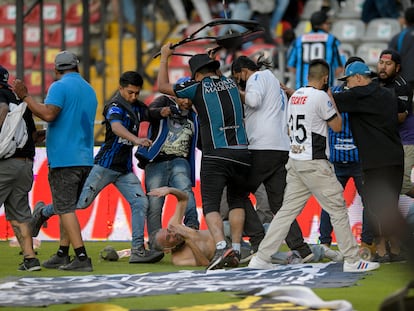 Enfrentamiento entre los hinchas de los dos equipos.