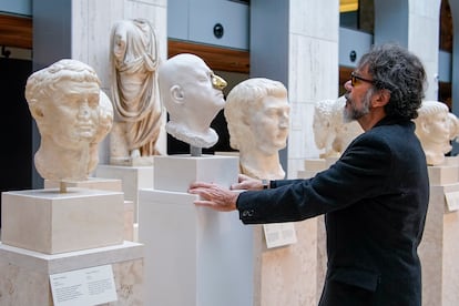 Bernardí Roig supervisa la instalación de la obra 'Cabeza de Aníbal J.'.