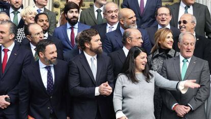 El presidente de Vox, Santiago Abascal (i) junto con los otros 51 diputados electos de la formación posan en la escalinata del Congreso. 