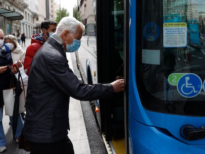 Varias personas se disponen a subir a un autobús en Madrid.