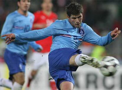 Huntelaar remata a puerta durante un partido con la selección holandesa.