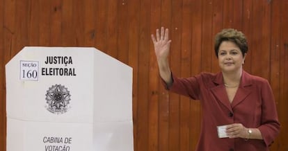 La presidenta de Brasil, Dilma Roussef, en el colegio electoral en el que ha votado.