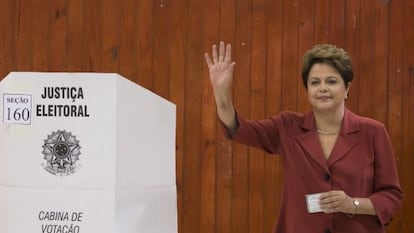 La presidenta de Brasil, Dilma Roussef, en el colegio electoral en el que ha votado.