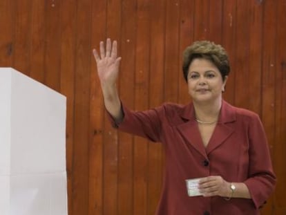 La presidenta de Brasil, Dilma Roussef, en el colegio electoral en el que ha votado.