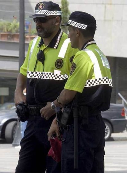 Dos policías patrullan con los nuevos trajes.