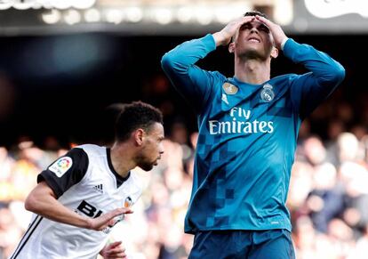 El delantero portugus del Real Madrid Cristiano Ronaldo, se lamenta de una ocasin fallida ante el Valencia.