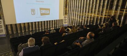 Espectadores en la Cineteca de Matadero en Madrid.
