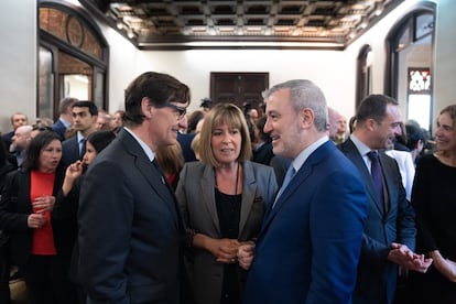 Salvador Illa (izquierda) conversa con el candidato del PSC a la alcaldía de Barcelona, Jaume Collboni, y la alcaldesa de L'Hospitalet, Núria Marín.