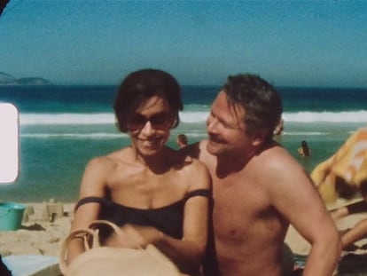 Fernanda Torres y Selton Mello en un fotograma de la película brasileña 'Ainda estou aqui'.