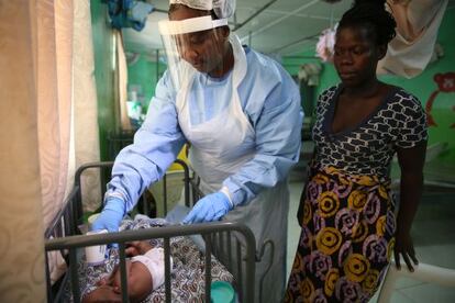 Una matrona en el Redemption Hospital, en Monrovia (Liberia). 