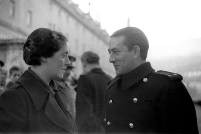 Pilar Primo de Rivera conversa con Dionisio Ridruejo, en la Lonja del Monasterio de El Escorial.
MIGUEL CORTÉS (EFE)