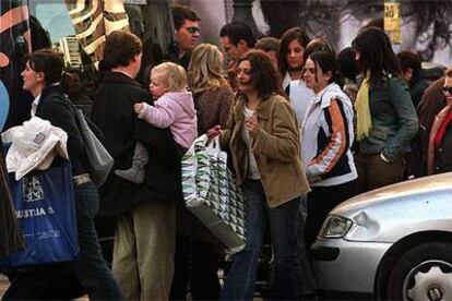 Acumulación de compradores en una calle comercial de Valencia, ayer.