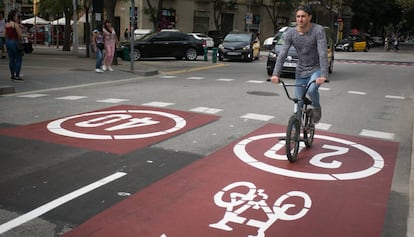 Nuevo carril bici en la calle Sardenya, en Barcelona.