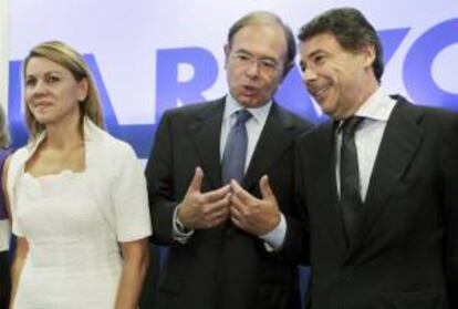 La secretaria general del PP, María Dolores de Cospedal, junto al presidente en funciones de la Comunidad de Madrid, Ignacio González (d), y el presidente del Senado, Pío García Escudero (c).