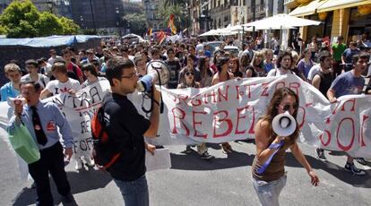 Estudiantes y trabajadores de empresas públicas afectadas por los recortes del Consell en la protesta de Valencia.