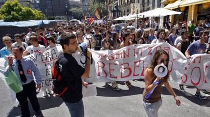 Estudiantes y trabajadores de empresas p&uacute;blicas afectadas por los recortes del Consell en la protesta de Valencia.