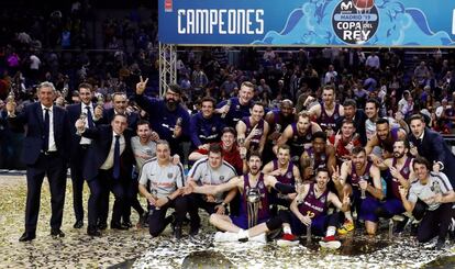Los jugadores del Barcelona Lassa posan con el trofeo, tras vencer al Real Madrid en la final de la Copa del Rey de baloncesto disputada este domingo en el WiZink Center de Madrid.