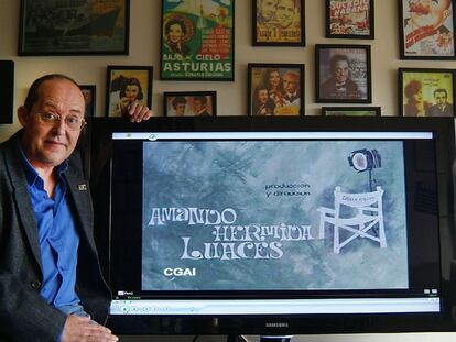 El historiador Manuel González con material de las grabaciones que el empresario del cacao ourensano le entregó en Buenos Aires. /